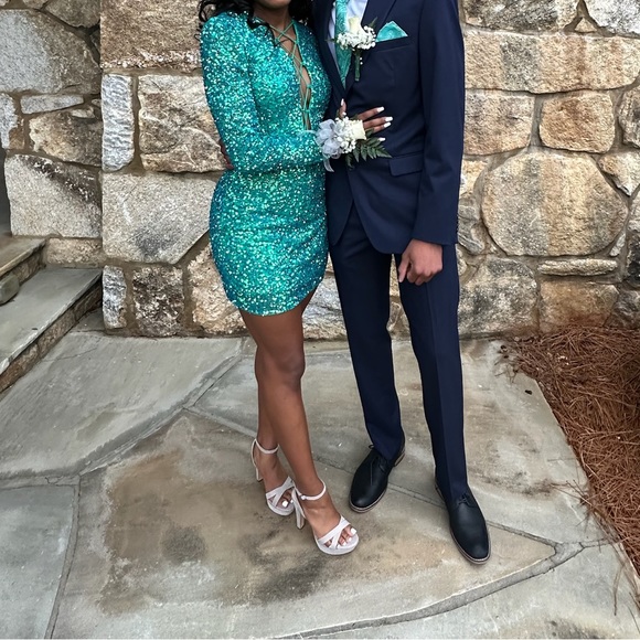 ASHLEY LAUREN Short Fitted Sequin Long Sleeve Homecoming Dress Cocktail